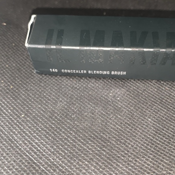 COPY - IL Makiage Concealer Blending Brush - Picture 2 of 3